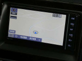 【7インチ純正ナビ】純正ナビを装備。タッチパネル式で使いやすく、詳細地図により目的地をピンポイントで設定できます。初めての道でも迷いにくく、ロングドライブも快適ですよ♪