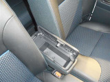 運転席と助手席の間のひじ掛けの中に小物を入れるスペースがあります!