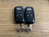 【スマートキー】 スマートキーを携帯していれば、ドアハンドルのボタンを押してロックの解除ができ、パワースライドドアもワンタッチで開閉できます。