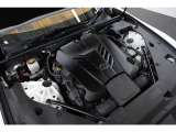 搭載される5.0L V8自然吸気エンジンは477psを発生いたします。過給機に頼らない伸びのある吹け上がりと、オープンで味わうサウンドはこのモデルならではの魅力です。