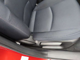 運転席の状態が出る場所ですが、ご覧の通りにキレイな状態ですよ。シートリフターの調整幅も大きいので、ポジションにお悩みの方はぜひ一度お座りになってくださいね。