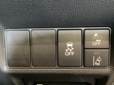 Hondaセンシング用の、VSA(ABS+TCS+横滑り抑制)解除と路外逸脱抑制機能のオンオフスイッチなどはハンドルの右側に装備しています。