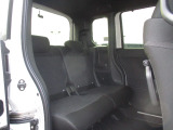 後席は、スライドとリクライニング機能が装備されています。