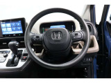 運転中もハンドルでの操作が可能です。特に高速道路等の目が離せない運転時には、便利さだけでなく、安全性も兼ね備えております。