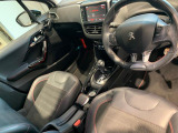 赤いステッチが映える、スポーティーな運転席です。
