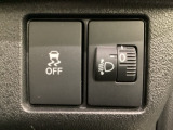 ハンドルの右側にはヘッドライトレベライザーとVSA(ABS+TCS+横滑り抑制)の解除スイッチがついています。ヘッドライトレベライザーは道路状況や積荷の加重に応じてライトの高さを調節できます。
