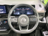 インテリアに合わせたデザインのステアリングは、運転される方のことも考え、運転しやすい形状、大きさです。是非一度、実際に触ってお確かめください。