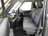 ベンチシートで運転席から助手席への移動もスムーズです!