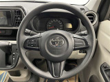 快適な操作性の運転席、ハンドルも綺麗に清掃済みです!もちろん安全を守るエアバッグも装備しているので安心してお乗りいただけます(^^)