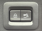 【パワーバックドア】スマートキーや運転席のボタンを押すだけでリアゲートが自動で開閉します!荷物を持っている時や、高い位置にあるバックドアを閉める際に便利な機能です♪