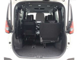 サードシートを跳ね上げれば、セカンドシートに人が乗っていても荷物を十分に積めます。