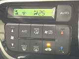 【オートエアコン】一度お好みの温度に設定すれば、車内の温度を検知し風量や温度を自動で調整。暑い&hellip;寒い&hellip;と何度もスイッチ操作をする必要はありません。快適な車内空間には必須の機能ですね♪