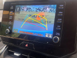 【バックカメラ】駐車時に後方がリアルタイム映像で確認できます。大型商業施設や立体駐車場での駐車時や、夜間のバック時に大活躍!