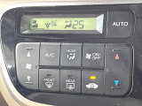 【オートエアコン】一度お好みの温度に設定すれば、車内の温度を検知し風量や温度を自動で調整。暑い&hellip;寒い&hellip;と何度もスイッチ操作をする必要はありません。快適な車内空間には必須の機能ですね♪