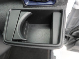 カップホルダーは運転席や助手席からちょうど手の届く位置です!!