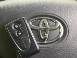 【スマートキー】カバンやポケットに入れたままでもドアの施錠・解錠が可能なスマートキーを装備。エンジンのオン・オフ時もカギを取り出す必要が無いからとっても便利です♪