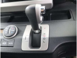 シフトの位置は操作しやすいように高くしております。