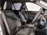 【コックピットシート】BMW車の主役席。車体中央にくる様に配置し車両重心とが一致する事でドライバーと車との一体感あるドライビングを実現。人間工学に基づき形成した形状が長時間のドライブ疲労も軽減します!
