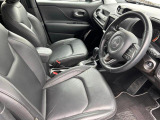 運転席内装です。電動でシート調節できます。