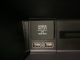 助手席前トレーのパネル左側に、スマートフォンなどの充電可能なUSB端子が2個ついています。移動中に充電もできるので便利です。