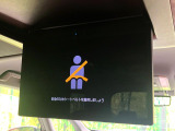 【14型有機ELフリップダウン】三列目からでも迫力のエンタメが観れる大画面フリップダウン。有機ELのモニターでは、一般的なフリップダウンよりも高コントラストでキレイな映像を楽しめます。