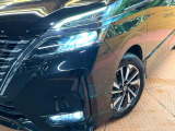 【LEDヘッドライト】悪天候や夜間走行時も良好な視界を確保し安心して運転できる高輝度LEDヘッドライトを装備!点灯速度が早く、消費電力も抑えられています。