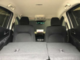リヤシートを倒すと大きな荷物も搭載可能です。