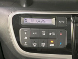 【オートエアコン】一度お好みの温度に設定すれば、車内の温度を検知し風量や温度を自動で調整。暑い&hellip;寒い&hellip;と何度もスイッチ操作をする必要はありません。快適な車内空間には必須の機能ですね♪