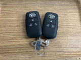 【スマートキー】 スマートキーを携帯していれば、ドアハンドルのボタンを押してロックの解除ができ、パワースライドドアもワンタッチで開閉できます。