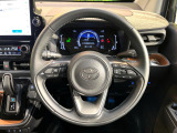 【ステアリングヒーター】冬場に冷たくなりやすい革巻きステアリングを、スイッチ一つで素早く適温に!エアコンよりも早く温まってくれるので、寒い日の運転も快適になりますね♪