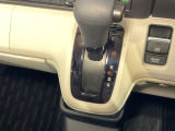 自然に手が届く距離に配置されたシフトレバー。