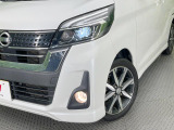 【LEDヘッドライト】悪天候や夜間走行時も良好な視界を確保し安心して運転できる高輝度LEDヘッドライトを装備!点灯速度が早く、消費電力も抑えられています。