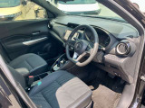 運転席も広々とゆったりしております。アームレストも装備しており快適にドライブしていただけます。