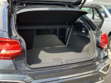 開口部が低く設定されているので、荷物の積み下ろしがスムーズに行えます。更に分割可倒式リアシートの採用でシートのバックレストを倒すと、大きく長い荷物も積み込めます。
