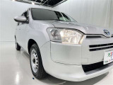明るいライトが夜道を明るく照らしてくれます。 運転する上で、道路状況をいかに早く認識できるか重要なポイントです。 白色光が暗い道も明るく照らしてくれますよ。