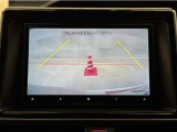 バックモニター付きです。車の後方に小型カメラが付いており、バックする際の後方の様子をモニター上に表示します。