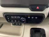 オートエアコンで、毎日のドライブを快適に。温度、風量を自動で調整し、理想的な車内環境を提供します。