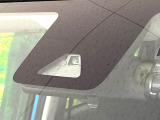 【スマートアシスト】走行中に前方の車両等を認識し、衝突しそうな時は警報とブレーキで衝突回避と被害軽減をアシスト。より安全にドライブをお楽しみいただけます。