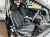 広く快適な運転席周りです。