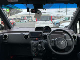 すっきりとまとめられたインパネ周り。運転操作もしやすいです。取り回しの良さで普段のお買い物から街乗りまでピッタリの車ですよ。