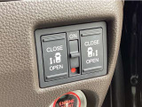 【両側パワースライドドア】両側がパワースライドドアになっており、運転席のスイッチやスマートキーでも開閉が可能です!開口部も広いので乗り降りも楽々♪