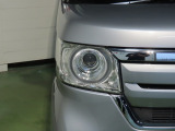 LEDヘッドライトは、点灯の瞬間から光量を発揮し、突然暗くなるトンネルなどでの安定感を高めます。