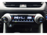★運転席と助手席でそれぞれお好みに合わせて温度設定が行えるフルオートエアコンです。外気温や室温、日射量を感知し、吹き出し温度、風量を緻密に制御します