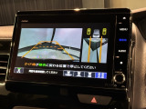 リバースギアに入れるだけで後方の表示へ切り替わります。夜間や雨の日の駐車も楽になりますよ。