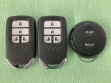 スマートキー付きですからドアロックの開閉およびエンジンスタートが楽々です。電動スライドドアの開け閉めもボタンで操作できます。加えて、純正リモコンエンジンスターター用の操作キーもついています。