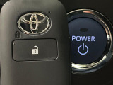 【スマートキー】カバンやポケットに入れたままでもドアの施錠・解錠が可能なスマートキーを装備。エンジンのオン・オフ時もカギを取り出す必要が無いからとっても便利です♪