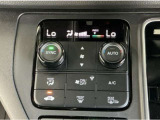 【左右独立オートエアコン】左右席で独立温度コントロールが可能です。運転席はキンキンに冷やして助手席はマイルドにと言った設定が可能です☆暑さ寒さでケンカすることもなくなりますね♪