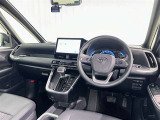 運転席まわりです。 各操作スイッチは使いやすい位置に配置されてます。