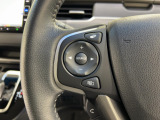 運転中もハンドルでの操作が可能です。特に高速道路等の目が離せない運転時には、便利さだけでなく、安全性も兼ね備えております。