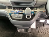 足元スッキリ、インパネシフトです。パーキングブレーキはフットブレーキタイプなので、運転席と助手席の間がスッキリしています。